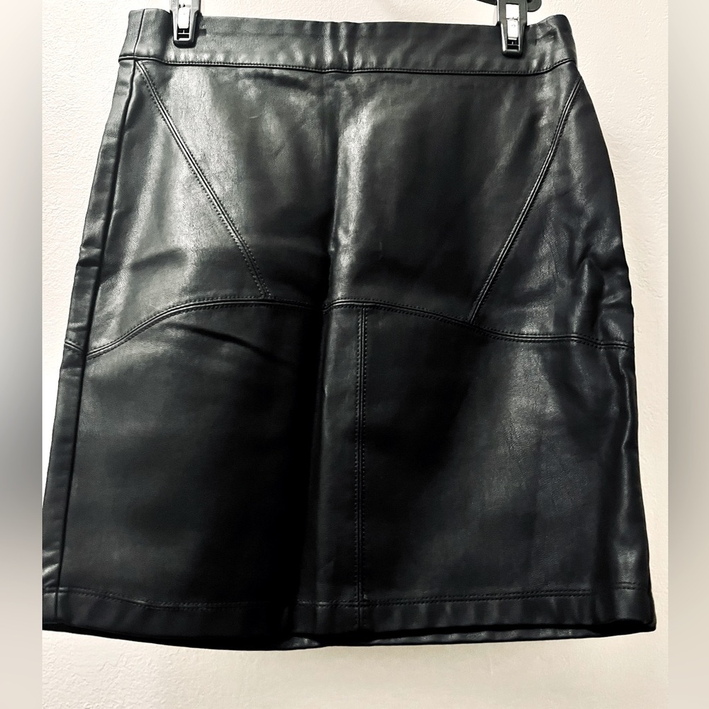 🚨3/$15 Like New Condition Black Faux Leather Skirt w/ Zipper (Forever 21) Sz: M